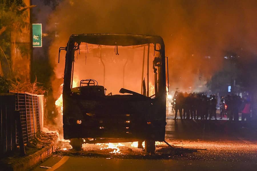ದೆಹಲಿಯಲ್ಲಿ ಪ್ರತಿಭಟನಕಾರರ ಆಕ್ರೋಶಕ್ಕೆ ತುತ್ತಾದ ಬಸ್‌   –ಪಿಟಿಐ ಚಿತ್ರ