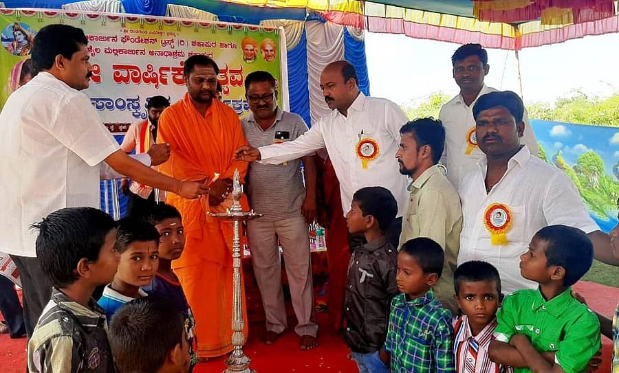 ಶಹಾಪುರ ಹೊರವಲಯದಲ್ಲಿರುವ ಶ್ರೀಶೈಲ್ ಮಲ್ಲಿಕಾರ್ಜುನ ಅನಾಥಾಶ್ರಮದ 2ನೇ ವಾರ್ಷಿಕೋತ್ಸವ ಕಾರ್ಯಕ್ರಮವನ್ನು ಭಾನುವಾರ ಸಂಗನಬಸವ ಶಿವಾಚಾರ್ಯರು ಉದ್ಘಾಟಿಸಿದರು