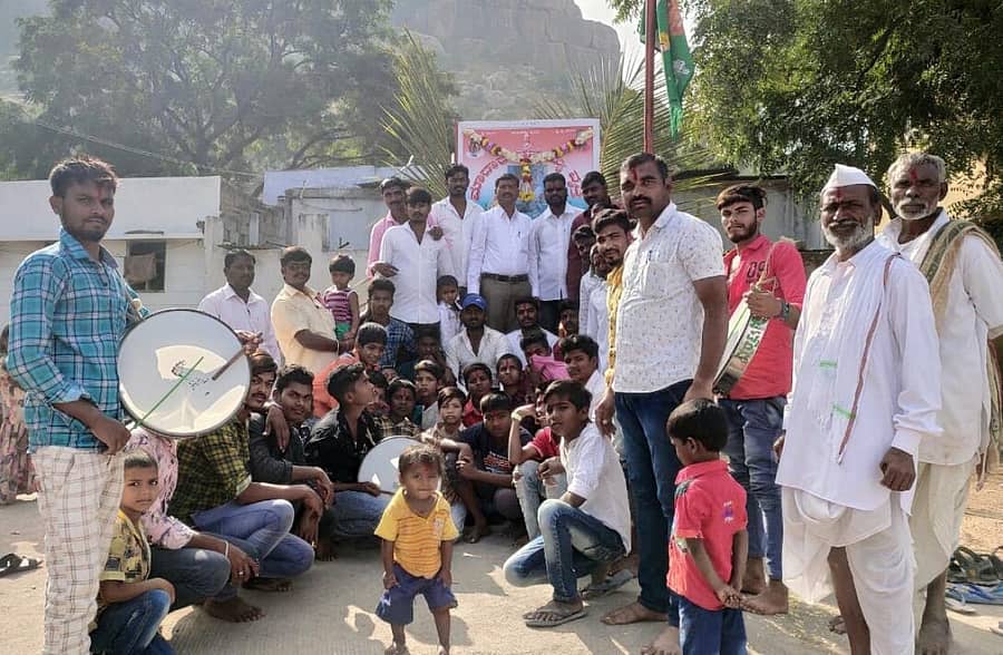 ಸುರಪುರದ ದೀವಳಗುಡ್ಡದಲ್ಲಿ ಭಾನುವಾರ ಶಿವಶರಣ ಮಾದಾರ ಚೆನ್ನಯ್ಯನವರ ಜಯಂತಿಯನ್ನು ಆಚರಿಸಲಾಯಿತು