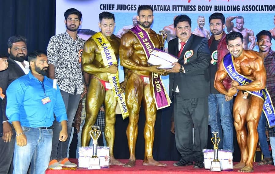 ಕಲಬುರ್ಗಿಯ ಡಾ.ಎಸ್.ಎಂ ಪಂಡಿತ ರಂಗಮಂದಿರದಲ್ಲಿ ಸಾಗರ ಜಿಮ್ ಆಯೋಜಿಸಿದ್ದ 16ನೇ ರಾಜ್ಯ ಮಟ್ಟದ ದೇಹದಾರ್ಢ್ಯ ಸ್ಪರ್ಧೆಯಲ್ಲಿ ಪ್ರಥಮ, ದ್ವಿತೀಯ, ತೃತೀಯ ಸ್ಥಾನ ಪಡೆದ ವಿಜೇತರಿಗೆ ಪ್ರಶಸ್ತಿ ನೀಡಲಾಯಿತು