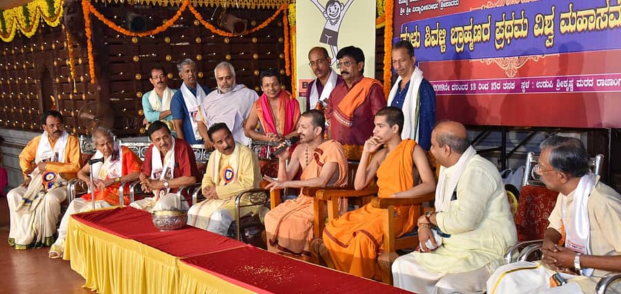 ತುಳು ಶಿವಳ್ಳಿ ಬ್ರಾಹ್ಮಣರ ಪ್ರಥಮ ವಿಶ್ವ ಸಮ್ಮೇಳನದ ಸಮಾರೋಪ ಸಮಾರಂಭದಲ್ಲಿ ಪರ್ಯಾಯ ಪಲಿಮಾರು ಮಠದ ವಿದ್ಯಾಧೀಶ ಸ್ವಾಮೀಜಿ ಮಾತನಾಡಿದರು.ಪ್ರಜಾವಾಣಿ ಚಿತ್ರ