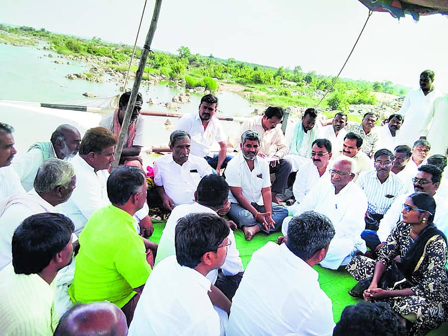 ವಡಗೇರಾ ತಾಲ್ಲೂಕಿನ ಶಿವಪುರ ಗ್ರಾಮದ ಸಮೀಪದ ಸಂಗಮ್ ಬ್ರೀಡ್ಜ್ನಲ್ಲಿ ರೈತರು ನಡೆಸುತ್ತಿರುವ ಧರಣಿ ಸ್ಥಳಕ್ಕೆ ಶಾಸಕ ವೆಂಕಟರೆಡ್ಡಿಗೌಡ ಮುದ್ನಾಳ ಭೇಟಿ ನೀಡಿ ರೈತರ ಸಮಸ್ಯೆ ಆಲಿಸಿದರು