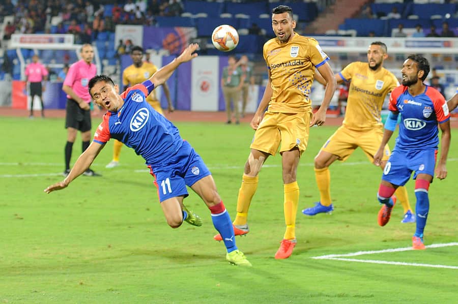 ಬಿಎಫ್ಸಿಯ ಸುನಿಲ್ ಚೆಟ್ರಿ ಅವರಿಂದ ಚೆಂಡು ಕಸಿಯಲು ಪ್ರಯತ್ನಿಸಿದ ಮುಂಬೈ ತಂಡದ ಆಟಗಾರರು –ಪ್ರಜಾವಾಣಿ ಚಿತ್ರ/ವಿ. ಪುಷ್ಕರ್