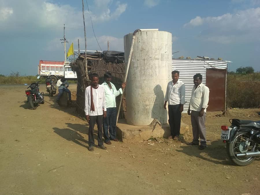 ಭಾಲ್ಕಿ ತಾಲ್ಲೂಕಿನ ಮರೂರ ಗ್ರಾಮದ ಬಸವನಗರದಲ್ಲಿಯ ಸಣ್ಣ ನೀರಿನ ಟ್ಯಾಂಕ್ಗೆ ನೀರು ಸರಬರಾಜು ಆಗದಿರುವುದನ್ನು ತೋರಿಸುತ್ತಿರುವ ನಿವಾಸಿಗಳು