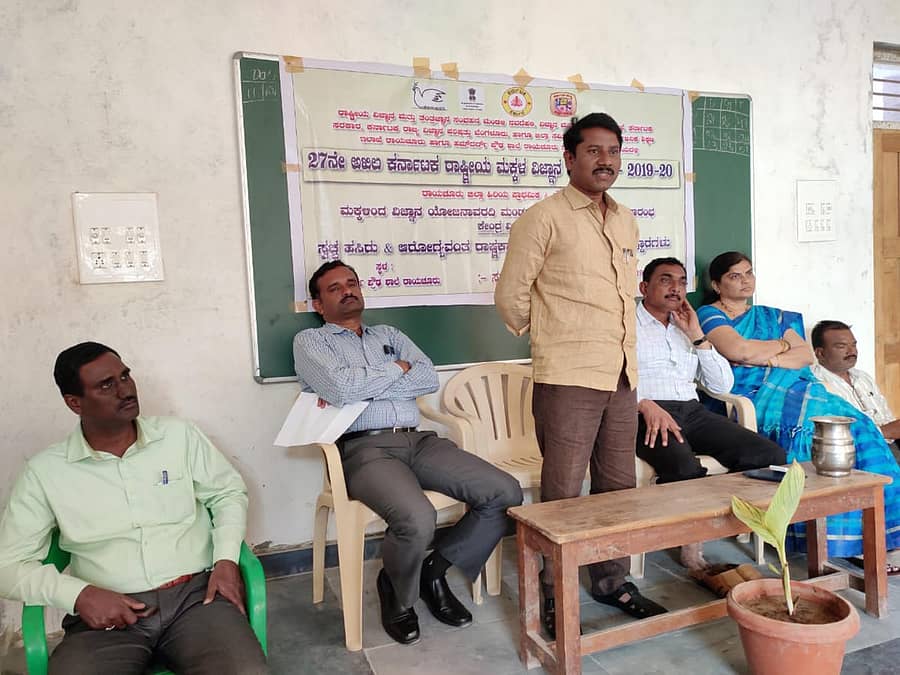 ರಾಯಚೂರಿನಲ್ಲಿ ಈಚೆಗೆ ಆಯೋಜಿಸಿದ್ದ 27ನೇ ಅಖಿಲ ಕರ್ನಾಟಕ ರಾಷ್ಟ್ರೀಯ ಮಕ್ಕಳ ವಿಜ್ಞಾನ ಸಮಾವೇಶದ ಉದ್ಘಾಟನೆ ಸಮಾರಂಭದಲ್ಲಿ ಕರ್ನಾಟಕ ರಾಜ್ಯ ವಿಜ್ಞಾನ ಪರಿಷತ್ ಜಿಲ್ಲಾ ಸಮಿತಿ ಸದಸ್ಯ ವೆಂಕಟೇಶ ಬೇವಿನಬೆಂಚಿ ಮಾತನಾಡಿದರು