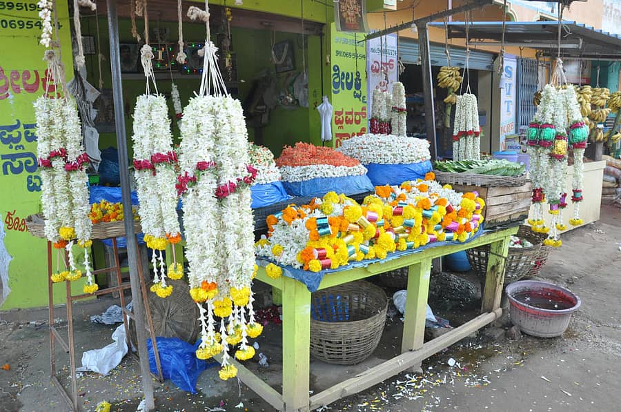 ಮಾರಾಟಕ್ಕೆ ಸಿದ್ದಗೊಂಡಿರುವ ಹೂವುಗಳು