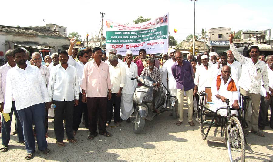 ಚಿತ್ತಾಪುರ ಪಟ್ಟಣದಲ್ಲಿ ‘ಹೊಂಗಿರಣ’ ಹಿರಿಯ ನಾಗರಿಕರ ಕ್ಷೇಮಾಭಿವೃದ್ಧಿ ಸಂಘದ ನೇತೃತ್ವದಲ್ಲಿ ಜನರು ವಿವಿಧ ಬೇಡಿಕೆಗಳ ಈಡೇರಿಕೆಗಾಗಿ ಸೋಮವಾರ ಮೆರವಣಿಗೆ ನಡೆಸಿದರು.
