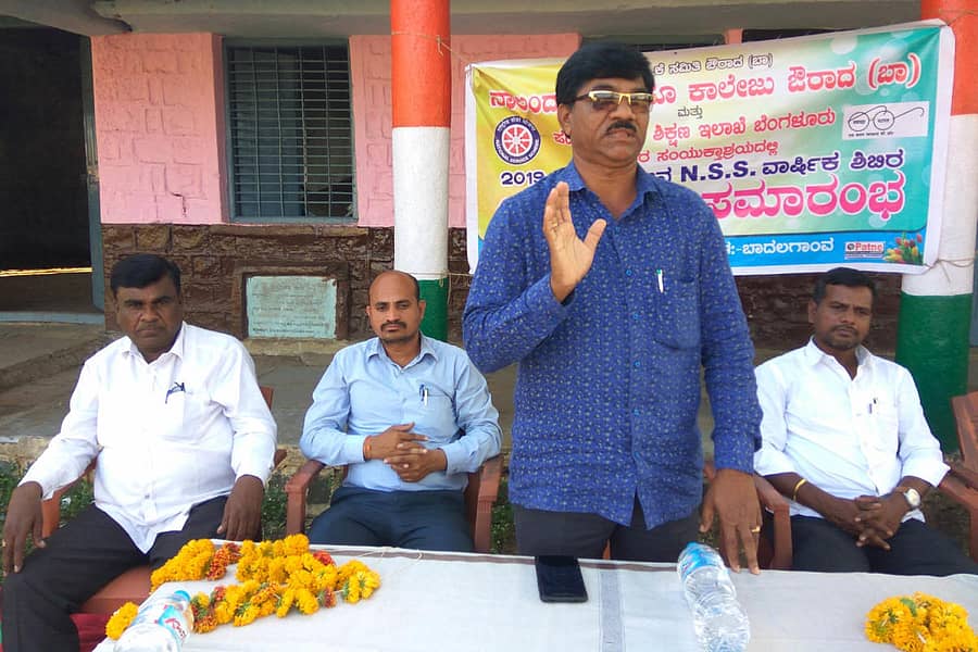 ಔರಾದ್ ತಾಲ್ಲೂಕಿನ ಬಾದಲಗಾಂವ ಗ್ರಾಮದಲ್ಲಿ ಸೋಮವಾರ ನಡೆದ ನಾಲಂದಾ ಕಾಲೇಜಿನ ಎನ್ಎಸ್ಎಸ್ ಶಿಬಿರದ ಉಪನ್ಯಾಸ ಕಾರ್ಯಕ್ರಮದಲ್ಲಿ ಪ್ರಾಂಶುಪಾಲ ಡಾ. ಮನ್ಮಥ ಡೋಳೆ ಉಪನ್ಯಾಸ ನೀಡಿದರು