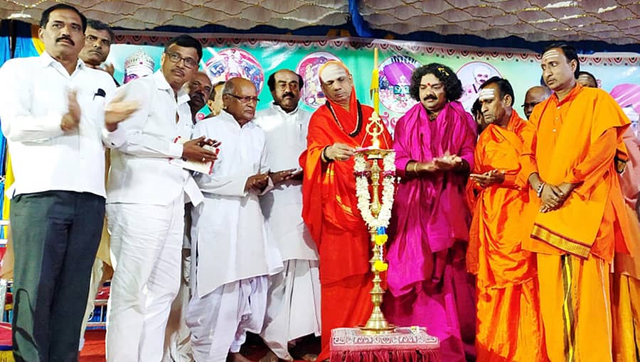 ಕೆಂಭಾವಿ ಸಮೀಪದ ಮುದನೂರ ಗ್ರಾಮದ ಕಂಠಿ ಹನುಮಾನ ದೇವರ 21 ನೇ ಜಾತ್ರಾ ಮಹೋತ್ಸವ ಅಂಗವಾಗಿ ಹಮ್ಮಿಕೊಂಡಿರುವ ಧರ್ಮಸಭೆಯನ್ನು ಡಾ.ಚಂದ್ರಶೇಖರ ಶಿವಾಚಾರ್ಯ ಜ್ಯೋತಿ ಬೆಳಗಿಸುವ ಮೂಲಕ ಉದ್ಘಾಟಿಸಿದರು