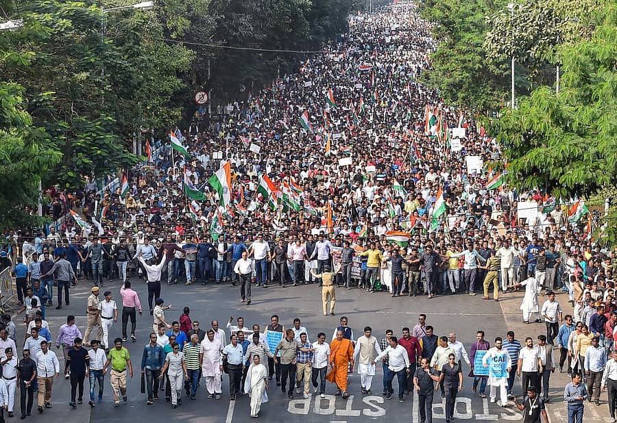 ಮುಖ್ಯಮಂತ್ರಿ ಮಮತಾ ಬ್ಯಾನರ್ಜಿ ನೇತೃತ್ವದಲ್ಲಿ ಕೋಲ್ಕತ್ತದಲ್ಲಿ ಸೋಮವಾರ ನಡೆದ ಭೃಹತ್ ರ್ಯಾಲಿಯಲ್ಲಿ ಸಾವಿರಾರು ಪ್ರತಿಭಟನಕಾರರು ಭಾಗಿಯಾಗಿದ್ದರು–ಪಿಟಿಐ ಚಿತ್ರ
