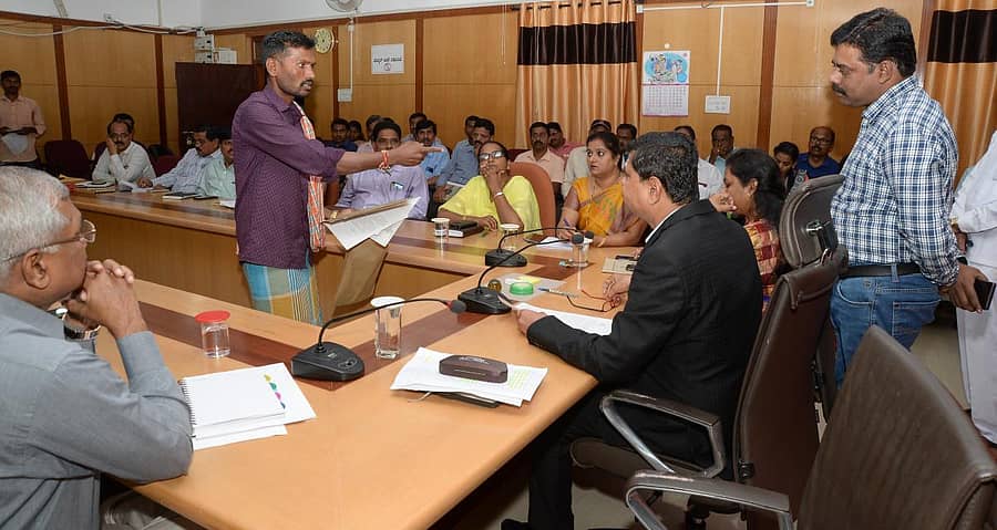 ದಾವಣಗೆರೆ ಜಿಲ್ಲಾಧಿಕಾರಿ ಕಚೇರಿಯಲ್ಲಿ ಸೋಮವಾರ ನಡೆದ ಜನಸ್ಪಂದನಾ ಕಾರ್ಯಕ್ರಮದಲ್ಲಿ ಜಿಲ್ಲಾಧಿಕಾರಿ ಮಹಾಂತೇಶ ಬೀಳಗಿ ಸಾರ್ವಜನಿಕರ ಕುಂದು ಕೊರತೆ ವಿಚಾರಿಸಿದರು