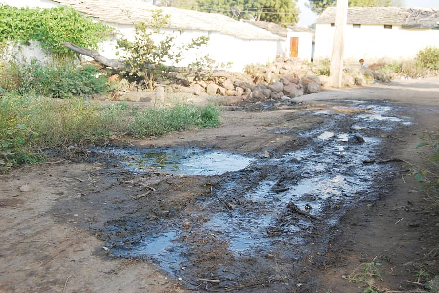 ಗುರುಮಠಕಲ್ ತಾಲ್ಲೂಕಿನ ಎಂ.ಟಿ ಪಲ್ಲಿ ಗ್ರಾಮದ ರಸ್ತೆಯಲ್ಲಿ ಹರಿಯುತ್ತಿರುವ ಚರಂಡಿ ನೀರು