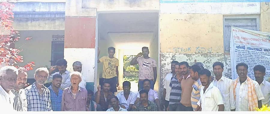 ಬೆಟ್ಟದಪುರ ಸಮೀಪದ ಕಿತ್ತೂರು ಗ್ರಾಮದ ಸರ್ಕಾರಿ ಹಿರಿಯ ಪ್ರಾಥಮಿಕ ಶಾಲೆಯಲ್ಲಿ ಶಿಕ್ಷಕ ಕೃಷ್ಣಮೂರ್ತಿ ವಿದ್ಯಾರ್ಥಿಗಳೊಂದಿಗೆ ಅಸಭ್ಯವಾಗಿ ವರ್ತಿಸುತ್ತಿದ್ದ ಎಂದು ದೂರಿದ ಗ್ರಾಮಸ್ಥರು ಶಾಲೆಗೆ ಬೀಗ ಹಾಕಿ ಪ್ರತಿಭಟಿಸಿದರು