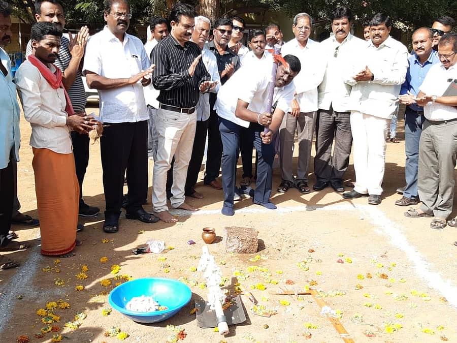 ಕೊಪ್ಪಳದ ಹಳೆಯ ಜಿಲ್ಲಾ ಪಂಚಾಯಿತಿ ಆವರಣದಲ್ಲಿ ಸೋಮವಾರ ಶಾಸಕ ರಾಘವೇಂದ್ರ ಕೆ ಹಿಟ್ನಾಳ 1.83 ಕೋಟಿ ವೆಚ್ಚದ. ಪಶು ವೈದ್ಯ ಪಾಲಿ ಕ್ಲಿನಿಕ್ ಕಟ್ಟಡಕ್ಕೆ ಭೂಮಿ ಪೂಜೆ ನೆರೆವೇರಿಸಿದರು