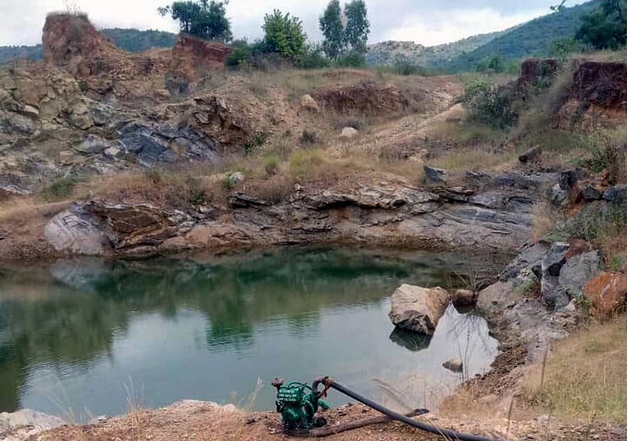 ಕ್ವಾರೆಯೊಂದರಲ್ಲಿ ಸಂಗ್ರಹವಾಗಿರುವ ನೀರನ್ನು ಪಂಪ್ ಮೂಲಕ ಹೊರಗೆ ಹಾಕುತ್ತಿರುವುದು