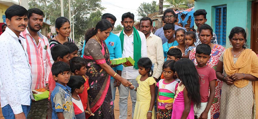 ಮಾಗಡಿ ರಾಜೀವ ಗಾಂಧಿ ಕೊಳಗೇರಿಯಲ್ಲಿ ಎಚ್.ಡಿ.ಕುಮಾರಸ್ವಾಮಿ ಜನ್ಮದಿನದ ಅಂಗವಾಗಿ ಜೆಡಿಎಸ್ ಮಹಿಳಾ ಘಟಕದ ಅಧ್ಯಕ್ಷೆ ಶೈಲಜಾವೆಂಕಟೇಶ್ ಸಿಹಿ ವಿತರಿಸಿದರು.