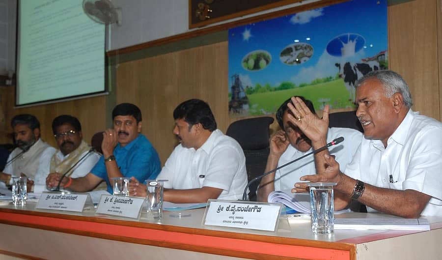 ಕೋಲಾರದಲ್ಲಿ ಸೋಮವಾರ ಪ್ರಗತಿ ಪರಿಶೀಲನಾ ಸಭೆಯಲ್ಲಿ ಕೋಚಿಮುಲ್‌ ವಿಚಾರ ಪ್ರಸ್ತಾಪಿಸಿದ ಸಂಸದ ಎಸ್‌.ಮುನಿಸ್ವಾಮಿ ವಿರುದ್ಧ ಶಾಸಕ ಕೆ.ವೈ.ನಂಜೇಗೌಡ ಹರಿಹಾಯ್ದರು.