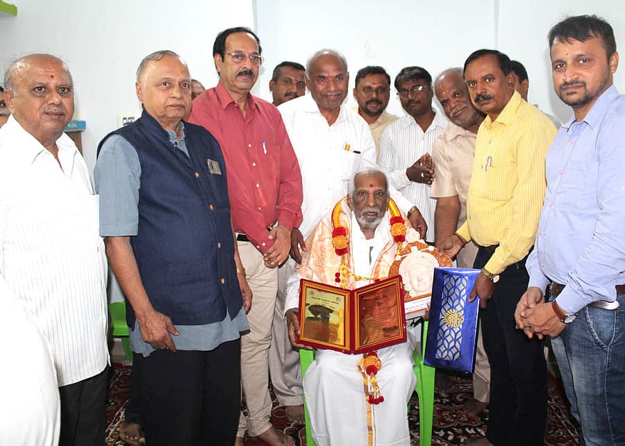 ಹಿರಿಯ ಯಕ್ಷಗಾನ ಕಲಾವಿದ ಎಸ್.ಸಿ.ಜಗದೀಶ್ ಅವರಿಗೆ ಅಕಾಡೆಮಿ ಅಧ್ಯಕ್ಷ ಎಂ.ಎ.ಹೆಗಡೆ ಪ್ರಶಸ್ತಿ ಪ್ರದಾನ ಮಾಡಿದರು