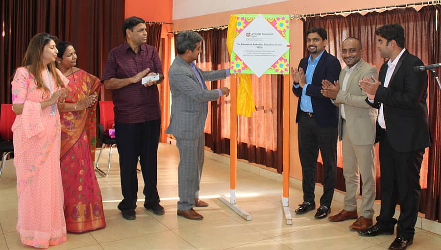 ಬೆಳಗಾವಿಯ ಡಾ.ಬಿ.ಆರ್. ಅಂಬೇಡ್ಕರ್ ಶಿಕ್ಷಣ ಸೊಸೈಟಿಯಲ್ಲಿ ‘ಕೇಂಬ್ರಿಡ್ಜ್ ಇಂಗ್ಲಿಷ್ ಪರೀಕ್ಷಾ ಕೇಂದ್ರ’ವನ್ನು ಕೇಂಬ್ರಿಡ್ಜ್ ಅಸೆಸ್ಮೆಂಟ್ ಇಂಗ್ಲಿಷ್ ದಕ್ಷಿಣ ಏಷ್ಯಾದ ಪ್ರಾದೇಶಿಕ ನಿರ್ದೇಶಕ ಅರುಣಾಚಲಂ ಸೋಮವಾರ ಉದ್ಘಾಟಿಸಿದರು