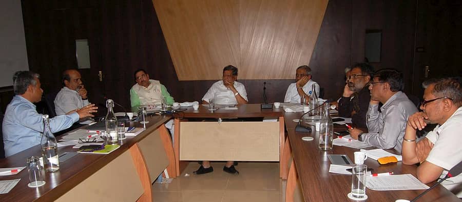 ಹುಬ್ಬಳ್ಳಿ–ಧಾರವಾಡ ಅಭಿವೃದ್ಧಿ ವೇದಿಕೆ ಸೋಮವಾರ ಹಮ್ಮಿಕೊಂಡಿದ್ದ ಸಭೆಯಲ್ಲಿ ಕೆಎಲ್‌ಇ ತಾಂತ್ರಿಕ ವಿವಿ ಕುಲಪತಿ ಅಶೋಕ ಶೆಟ್ಟರ್‌, ಸಚಿವರಾದ ಪ್ರಹ್ಲಾದ ಜೋಶಿ, ಜಗದೀಶ ಶೆಟ್ಟರ್‌, ಮುಖಂಡ ವಿಜಯ ಸಂಕೇಶ್ವರ, ವಿ.ಎಸ್‌.ವಿ.ಪ್ರಸಾದ್‌ ಇದ್ದರು –ಪ್ರಜಾವಾಣಿ ಚಿತ್ರ