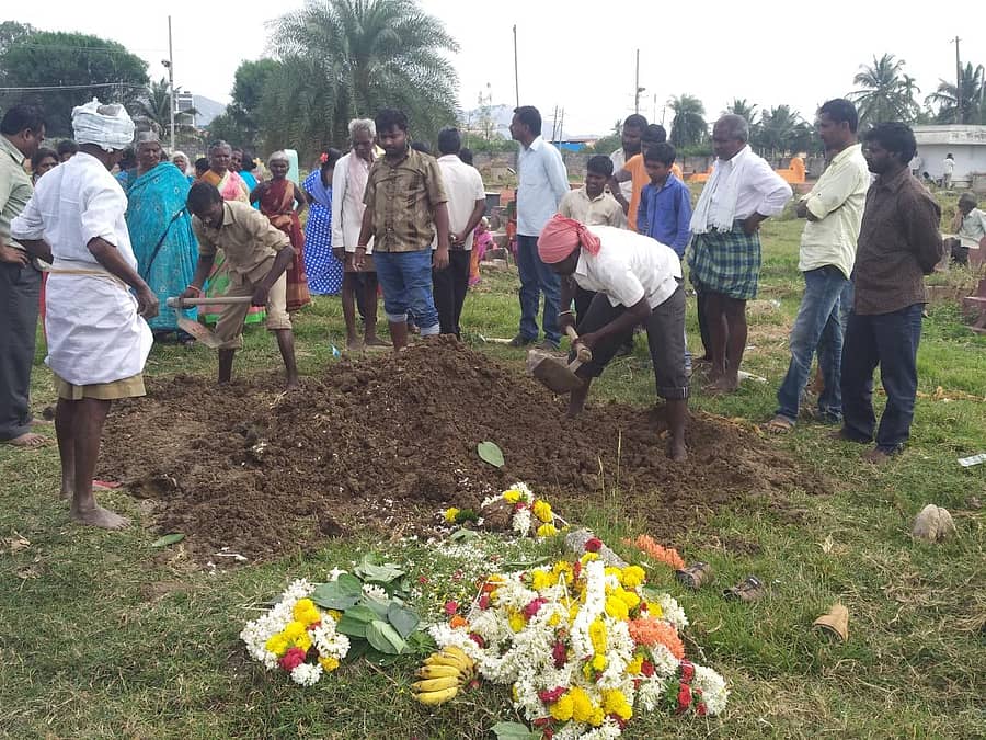 ಗಾರ್ಡನ್‌ ರಸ್ತೆಯ ಸ್ಮಶಾನದಲ್ಲಿ ಸಂಸ್ಕಾರ ಕಾರ್ಯ ನಡೆದಿತ್ತು