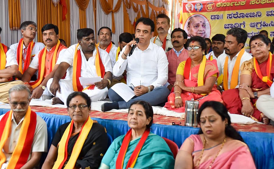 ಸರೋಜಿನಿ ಮಹಿಷಿ ವರದಿ ಜಾರಿಗೆ ಆಗ್ರಹಿಸಿ ಕನ್ನಡ ಸಂಘಟನೆಗಳ ನೇತೃತ್ವದಲ್ಲಿ ಬೆಂಗಳೂರಿನ ಮೌರ್ಯ ವೃತ್ತದಲ್ಲಿ ನಡೆಯುತ್ತಿರುವ ಪ್ರತಿಭಟನೆಯಲ್ಲಿ ಸೋಮವಾರ ಉಪಮುಖ್ಯಮಂತ್ರಿ ಡಾ.ಸಿ.ಎನ್. ಅಶ್ವತ್ಥನಾರಾಯಣ ಭಾಗವಹಿಸಿದರು –ಪ್ರ-ಜಾವಾಣಿ ಚಿತ್ರ