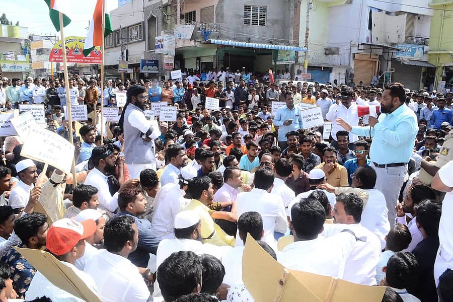 ಯಾದಗಿರಿಯ ಗಾಂಧಿ ವೃತ್ತದಲ್ಲಿ ಪೌರತ್ವ ಕಾಯ್ದೆ ತಿದ್ದುಪಡಿ ವಿರೋಧಿಸಿ ಮುಸ್ಲಿಂ ಸಂಘಟನೆಗೆ ಪ್ರತಿಭಟನೆ ನಡೆಸಿದರು