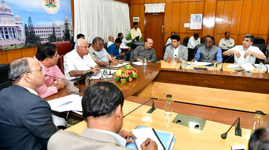 ಬೆಂಗಳೂರಿನಲ್ಲಿ ಸೋಮವಾರ ಮುಖ್ಯಮಂತ್ರಿ ಬಿ.ಎಸ್.ಯಡಿಯೂರಪ್ಪ ಅವರು ಮೆಟ್ರೊ ಕಾಮಗಾರಿ ಕುರಿತು ಸಭೆ ನಡೆಸಿದರು. ಮುಖ್ಯ ಕಾರ್ಯದರ್ಶಿ ಟಿ.ಎಂ.ವಿಜಯ ಭಾಸ್ಕರ್‌, ಕಂದಾಯ ಸಚಿವ ಆರ್.ಅಶೋಕ್, ಕಾನೂನು ಮತ್ತು ಸಂಸದೀಯ ವ್ಯವಹಾರ ಸಚಿವ ಜೆ.ಸಿ.ಮಾಧುಸ್ವಾಮಿ, ಗೃಹ ಸಚಿವ ಬಸವರಾಜ ಬೊಮ್ಮಾಯಿ,  ಕಾನೂನು ಮತ್ತು ಸಂಸದೀಯ ವ್ಯವಹಾರಗಳ ಸಚಿವ ಜೆ.ಸಿ.ಮಾಧುಸ್ವಾಮಿ, ಬಿಎಂಆರ್‌ಸಿಎಲ್‌ ವ್ಯವಸ್ಥಾಪಕ ನಿರ್ದೇಶಕ ಅಜಯ್ ಸೇಠ್ ಇದ್ದರು.