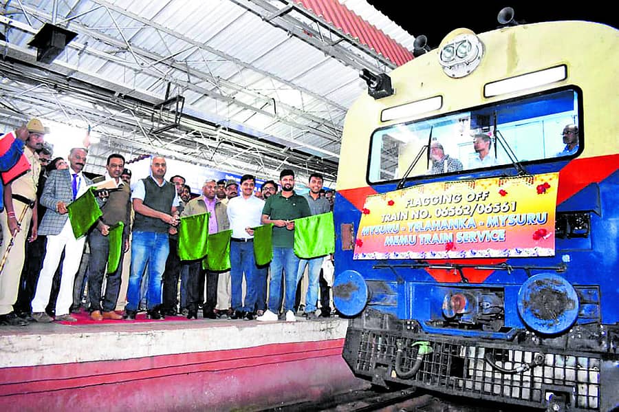 ಮೈಸೂರು – ಬೆಂಗಳೂರು – ಯಲಹಂಕ ನಡುವೆ ಸಂಚರಿಸುವ ‘ಮೆಮು’ ರೈಲಿಗೆ ಸಂಸದ ಪ್ರತಾಪ ಸಿಂಹ ಸೋಮವಾರ ರಾತ್ರಿ ಚಾಲನೆ ನೀಡಿದರು