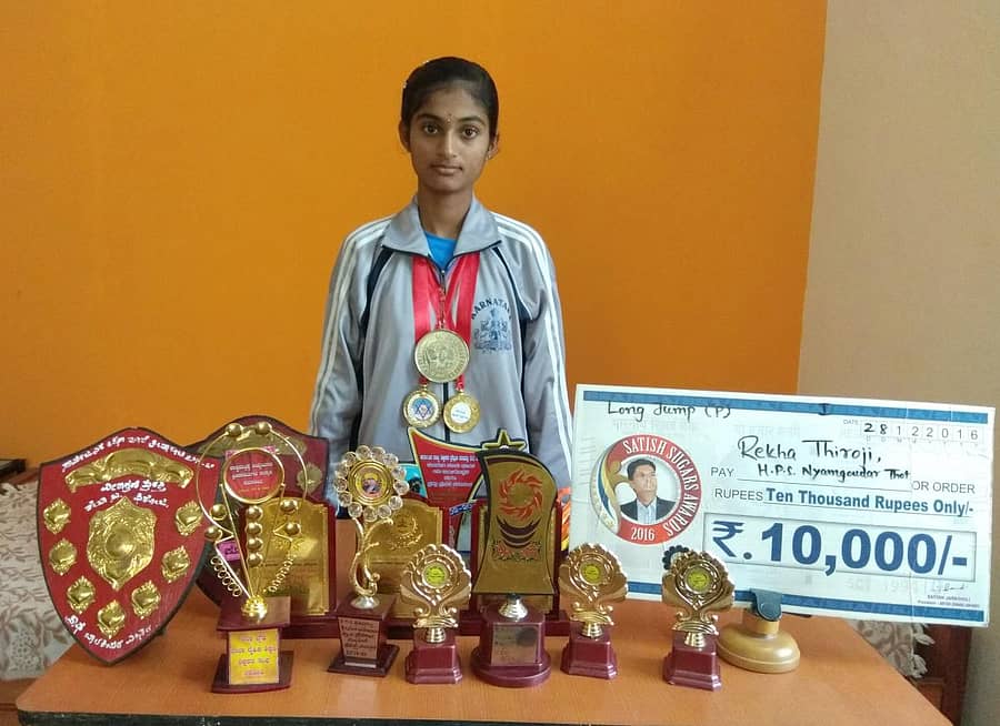 ಮೂಡಲಗಿಯ ಉಮಾಬಾಯಿಸ್ವಾಮಿ ಪ್ರೌಢಶಾಲೆಯ ರೇಖಾ ಫಿರೋಜಿ ಪದಕ ಹಾಗೂ ಪಾರಿತೋಷಕಗಳೊಂದಿಗೆ ಇದ್ದಾರೆ