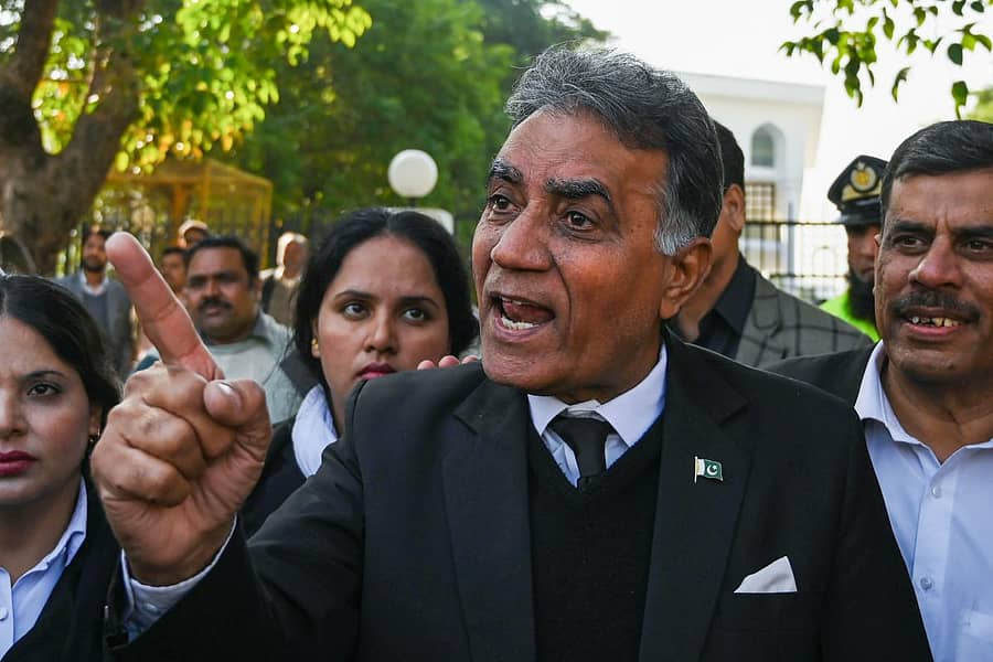 ದೇಶದ್ರೋಹ ಪ್ರಕರಣದಡಿ ಪಾಕಿಸ್ತಾನದ ಮಾಜಿ ಅಧ್ಯಕ್ಷ ಪರ್ವೇಜ್‌ ಮುಷರಫ್‌ ಅವರಿಗೆ ಮರಣ ದಂಡನೆ ವಿಧಿಸಿ ಪೆಶಾವರದ ಹೈಕೋರ್ಟ್‌ ಮಂಗಳವಾರ ತೀರ್ಪು ನೀಡಿದ ನಂತರ ಮುಷರಫ್‌ ಪರ ವಕೀಲ ಅಖ್ತರ್‌ ಶಾ ಮಾಧ್ಯಮ ಪ್ರತಿನಿಧಿಗಳೊಂದಿಗೆ ಮಾತನಾಡಿದರು  –ಎಎಫ್‌ಪಿ ಚಿತ್ರ