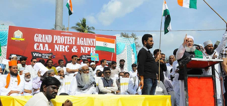 ವಿಜಯಪುರದಲ್ಲಿ ಮುಸ್ಲಿಂ ಮುತ್ತಹೀದಾ ಕೌನ್ಸಿಲ್ ನೇತೃತ್ವದಲ್ಲಿ ವಿವಿಧ ಮುಸ್ಲಿಂ ಸಂಘಟನೆಗಳು ಮಂಗಳವಾರ ಹಮ್ಮಿಕೊಂಡಿದ್ದ ಪ್ರತಿಭಟನಾ ಮೆರವಣಿಗೆಯಲ್ಲಿ ಮುಸ್ಲಿಂ ಧರ್ಮಗುರು ಸೈಯ್ಯದ್ ತನ್ವೀರ್ಪೀರಾ ಹಾಶ್ಮಿ ಮಾತನಾಡಿದರು