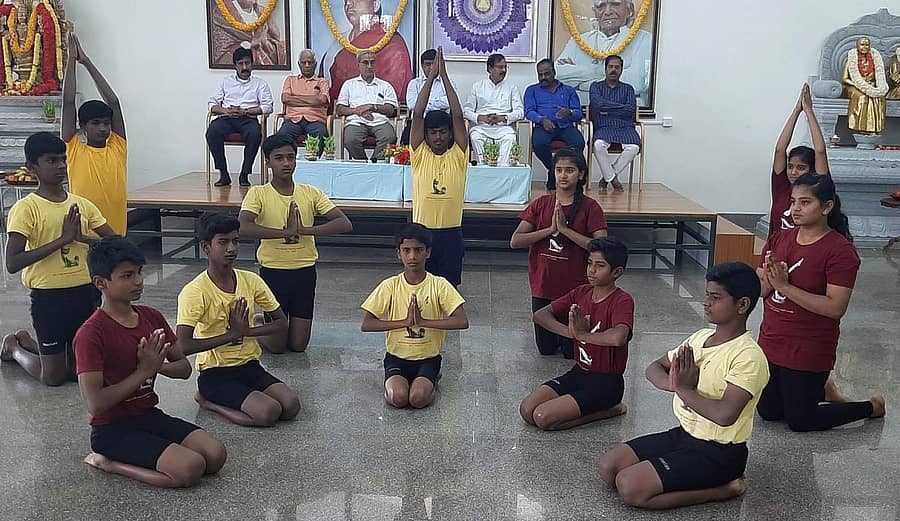 ಕೋಲಾರ ತಾಲ್ಲೂಕು ಬೆಳ್ಳೂರಿನ ರಮಾಮಣಿ ನಗರದಲ್ಲಿ ಮಂಗಳವಾರ ನಡೆದ ಯೋಗ ಗುರು ಬಿಕೆಎಸ್ ಅಯ್ಯಂಗಾರ್‌ರ 101ನೇ ಜನ್ಮ ದಿನಾಚರಣೆಯಲ್ಲಿ ಮಕ್ಕಳು ಯೋಗ ಪ್ರದರ್ಶಿಸಿದರು.