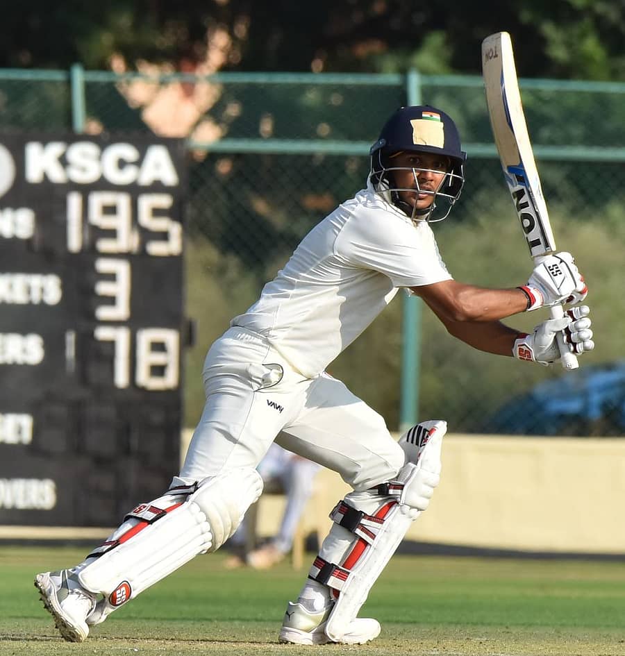 ಶತಕ ಬಾರಿಸಿದ ಉತ್ತರ ಪ್ರದೇಶ ತಂಡದ ಆರ್ಯನ್‌ ಜುಯಾಲ್ ಚೆಂಡನ್ನು ಬಡಿದಟ್ಟಿದ ವೈಖರಿ – ಪ್ರಜಾವಾಣಿ ಚಿತ್ರ/ತಾಜುದ್ದೀನ್‌ ಆಜಾದ್‌