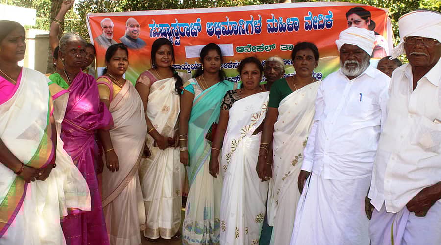 ಆನೇಕಲ್ ತಾಲ್ಲೂಕಿನ ಸೋಲೂರು ಗ್ರಾಮದಲ್ಲಿ ಸುಷ್ಮಾ ಸ್ವರಾಜ್ ಅಭಿಮಾನಿಗಳ ಮಹಿಳಾ ವೇದಿಕೆ ವತಿಯಿಂದ ಕಾರ್ಯಕರ್ತರು ಕೇಂದ್ರ ಸರ್ಕಾರದ ನಿರ್ಧಾರವನ್ನು ಅಭಿನಂದಿಸಿ ಸಿಹಿ ಹಂಚಿ ಸಂಭ್ರಮಿಸಿದರು