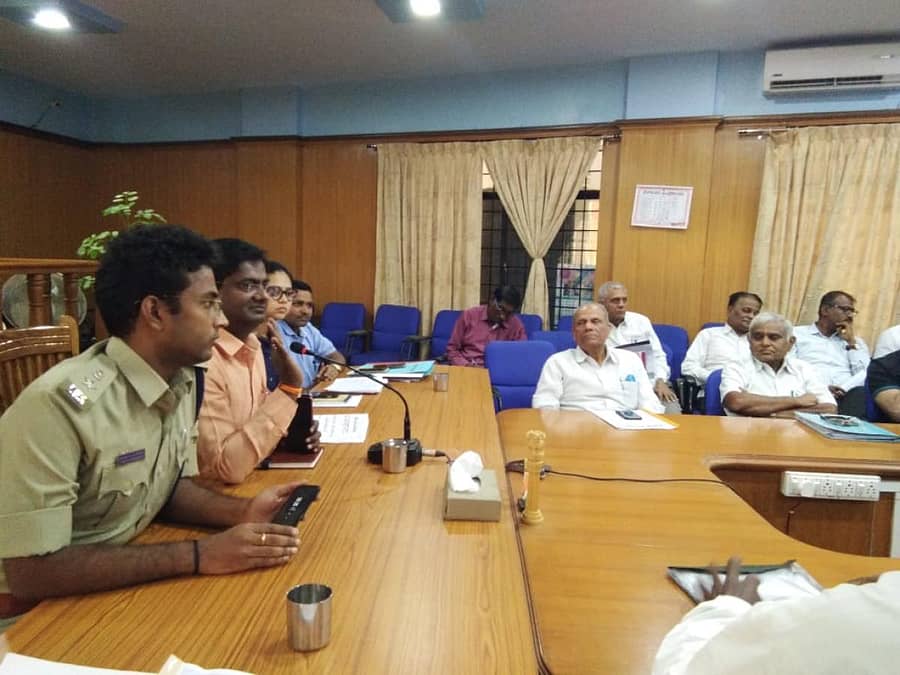 ಬಾಗಲಕೋಟೆಯಲ್ಲಿ ಜಿಲ್ಲಾಧಿಕಾರಿ ಕ್ಯಾಪ್ಟನ್ ಡಾ.ರಾಜೇಂದ್ರ ಹಾಗೂ ಎಸ್ಪಿ ಲೋಕೇಶ ಜಗಲಾಸರ್ ಮಂಗಳವಾರ ಕಾರ್ಖಾನೆ ಮಾಲೀಕರು ಹಾಗೂ ರೈತ ಮುಖಂಡರೊಂದಿಗೆ ಸಭೆ ನಡೆಸಿದರು