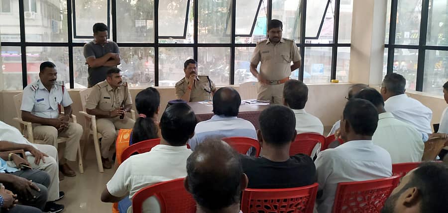 ಕಾರವಾರದ ಸಂಚಾರ ಪೊಲೀಸ್ ಠಾಣೆಯಲ್ಲಿ ಮಂಗಳವಾರ ಮೀನುಗಾರರೊಂದಿಗೆ ಪೊಲೀಸರ ಸೌಹಾರ್ದ ಸಭೆ ಹಮ್ಮಿಕೊಳ್ಳಲಾಯಿತು.