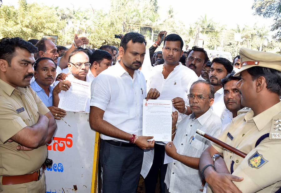 ಹುಮನಾಬಾದ್ ಪಟ್ಟಣದಲ್ಲಿ ಕಲ್ಲು ಗಣಿಗೆ ಹೋಗುವ ರಸ್ತೆಗೆ ಸಂಬಂಧಿಸಿದಂತೆ ಸಿದ್ದು ಪಾಟೀಲ ಹಾಗೂ ಸಂತೋಷ ಪಾಟೀಲ ಮೇಲೆ ಹಲ್ಲೆ ನಡೆಸಿದವರ ವಿರುದ್ಧ ಕ್ರಮ ಕೈಗೊಳ್ಳಬೇಕು ಎಂದು ಒತ್ತಾಯಿಸಿ ವಿವಿಧ ಸಂಘಟನೆಗಳ ಪದಾಧಿಕಾರಿಗಳು ಬೀದರ್ನಲ್ಲಿ ಮಂಗಳವಾರ ಪ್ರತಿಭಟನೆ ನಡೆಸಿ ಹೆಚ್ಚುವರಿ ಜಿಲ್ಲಾಧಿಕಾರಿ ರುದ್ರೇಶ ಘಾಳಿ ಅವರಿಗೆ ಮನವಿಪತ್ರ ಸಲ್ಲಿಸಿದರು