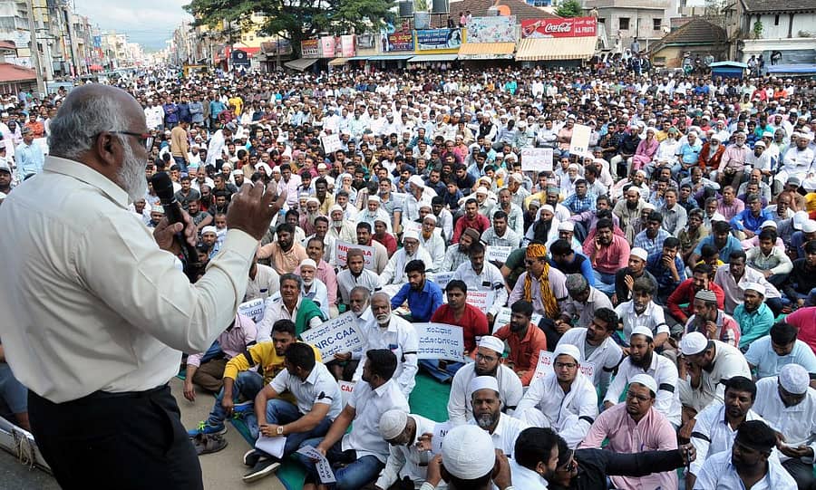 ಚಿಕ್ಕಮಗಳೂರಿನಲ್ಲಿ ಮಂಗಳವಾರ ನಡೆದ ಪ್ರತಿಭಟನಾ ಸಭೆಯಲ್ಲಿ ಮುಖಂಡ ರಿಜ್ವಾನ್ ಖಾಲಿದ್ ಮಾತನಾಡಿದರು. –ಪ್ರಜಾವಾಣಿ ಚಿತ್ರ