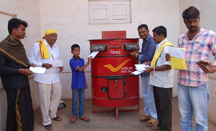 ಹುಬ್ಬಳ್ಳಿ ಮುಖ್ಯ ಅಂಚೆ ಕಚೇರಿಯಲ್ಲಿ ಕದಂಬ ಸೈನ್ಯದ ಪದಾಧಿಕಾರಿಗಳು ಮಂಗಳವಾರ ಪತ್ರ ಚಳವಳಿ ನಡೆಸಿದರು