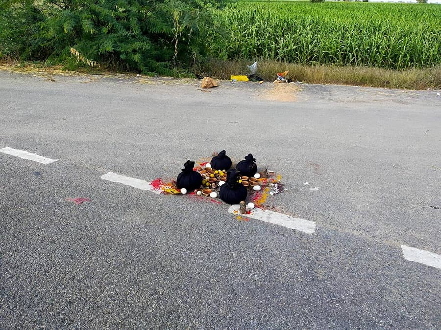 ರಾಯಚೂರು ತಾಲ್ಲೂಕಿನ ಮರ್ಚೆಡ್ ಮಾರ್ಗದ ರಸ್ತೆ ಮಧ್ಯೆಯೇ ಬಾನಾಮತಿ ಮಾಡಿರುವುದು