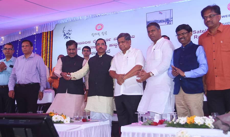 ರೈಲ್ವೆ ನೇಮಕಾತಿ ಮಂಡಳಿಯ ಸ್ಯಾಟ್ಲೈಟ್ ಕಚೇರಿಯನ್ನು ರೈಲ್ವೆ ಖಾತೆ ರಾಜ್ಯ ಸಚಿವ ಸುರೇಶ ಅಂಗಡಿ ಉದ್ಘಾಟಿಸಿದರು