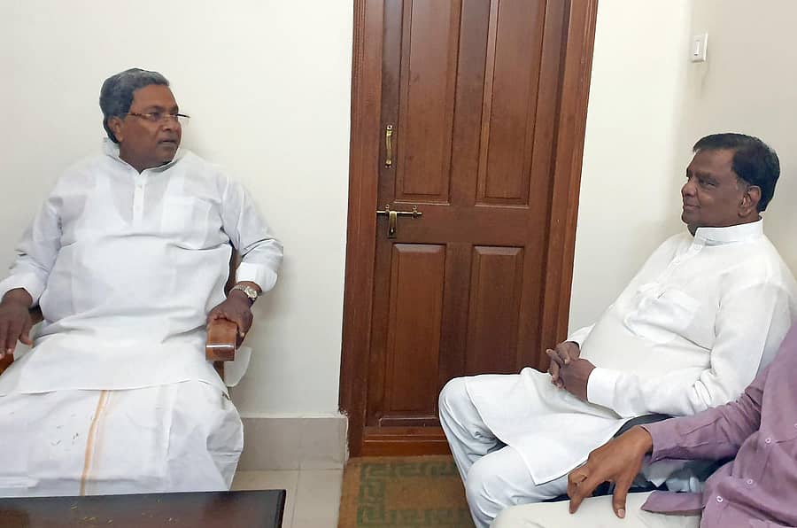 ಚಾಮರಾಜನಗರ ಸಂಸದರಾದ ಶ್ರೀನಿವಾಸ ಪ್ರಸಾದ್ ಅವರು ಸಿದ್ದರಾಮಯ್ಯ ಅವರನ್ನು ಭೇಟಿಯಾಗಿ ಆರೋಗ್ಯ ವಿಚಾರಿಸಿದರು