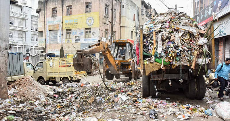 ಎಸ್.ಜೆ.ಪಿ ರಸ್ತೆಯಲ್ಲಿ ಹಾಕಲಾಗಿದ್ದ ಕಸದ ರಾಶಿಯನ್ನು ಟಿಪ್ಪರ್ನಲ್ಲಿ ವಿಲೇವಾರಿ ಮಾಡುತ್ತಿರುವುದು – ಪ್ರಜಾವಾಣಿ ಚಿತ್ರಗಳು:ಅನೂಪ್ ರಾಘ್. ಟಿ.