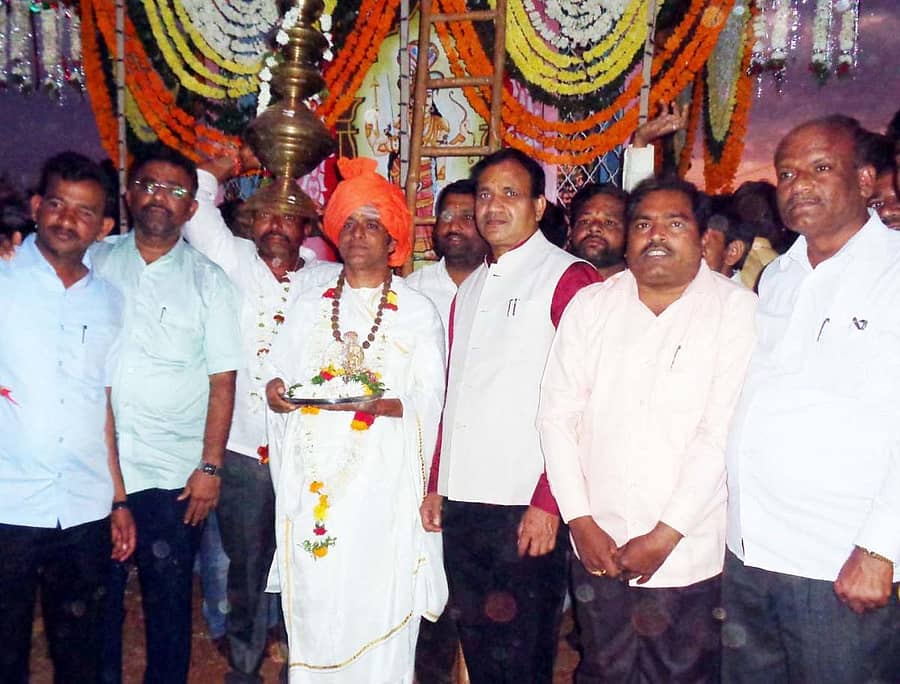 ಬೀದರ್ ತಾಲ್ಲೂಕಿನ ಕಮಠಾಣದಲ್ಲಿ ಶರಭಾವತಾರ ವೀರಭದ್ರೇಶ್ವರ ಜಾತ್ರಾ ಮಹೋತ್ಸವ ಪ್ರಯುಕ್ತ ನಡೆದ ರಥೋತ್ಸವಕ್ಕೆ ಸಂಸದ ಭಗವಂತ ಖೂಬಾ ಚಾಲನೆ ನೀಡಿದರು. ಶೈಲೇಂದ್ರ ಬೆಲ್ದಾಳೆ, ಕುಶಾಲರಾವ್ ಯಾಬಾ, ಡಾ. ರಾಜಶೇಖರ ಶಿವಾಚಾರ್ಯ, ಶಿವಯ್ಯ ಸ್ವಾಮಿ ಇದ್ದರು