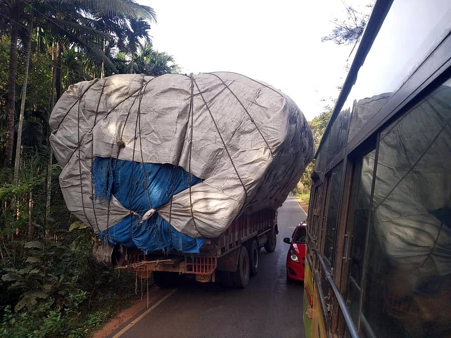 ಶಿರಸಿ– ಕುಮಟಾ ರಸ್ತೆಯ ಕತಗಾಲದ ಸಮೀಪ ಲಾರಿಯೊಂದರಲ್ಲಿ ಭಾರಿ ಪ್ರಮಾಣದ ಸರಕು ಸಾಗಿಸುತ್ತಿರುವುದು