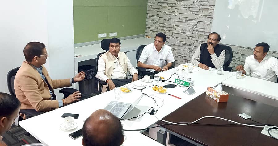 ತುಮಕೂರು ಹೊರವಲಯದ ವಸಂತನರಸಾಪುರ ಕೈಗಾರಿಕಾ ಪ್ರದೇಶದಲ್ಲಿರುವ ಫುಡ್ ಪಾರ್ಕ್ಗೆ ಬುಧವಾರ ಕೇಂದ್ರ ರಾಜ್ಯ ಖಾತೆ ಆಹಾರ ಸಚಿವ ರಮೇಶ್ವರ ತೆಲಿ ಭೇಟಿ ನೀಡಿ ಇಲ್ಲಿ ತಯಾರಾಗುವ ಉತ್ಪನ್ನಗಳ ಕುರಿತು ಅಧಿಕಾರಿಗಳಿಂದ ಮಾಹಿತಿ ಪಡೆದರು.