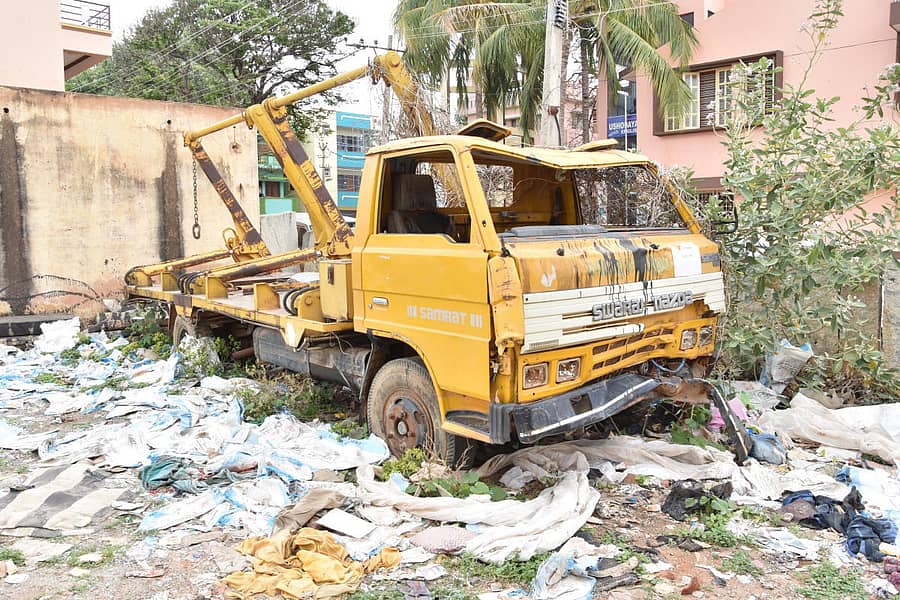 ನಗರದ ಕೋಟೆ ಪ್ರದೇಶದಲ್ಲಿ ಅನೇಕ ವರ್ಷಗಳಿಂದ ಧೂಳು ತಿನ್ನುತ್ತಿರುವ ಡಂಪರ್ ಫ್ಲೆಸರ್ ವಾಹನ