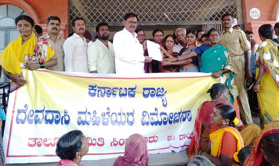 ಸಿಂಧನೂರಿನ ಮಿನಿವಿಧಾನಸೌಧ ಎದುರು ಕರ್ನಾಟಕ ರಾಜ್ಯ ದೇವದಾಸಿ ಮಹಿಳೆಯರ ವಿಮೋಚನಾ ಸಂಘದ ಕಾರ್ಯಕರ್ತೆಯರು ಬುಧವಾರ ವಿವಿಧ ಬೇಡಿಕೆಗಳ ಈಡೇರಿಕೆಗೆ ಒತ್ತಾಯಿಸಿ ಪ್ರತಿಭಟಿಸಿ ತಹಶೀಲ್ದಾರರಿಗೆ ಮನವಿ ಪತ್ರ ಸಲ್ಲಿಸಿದರು