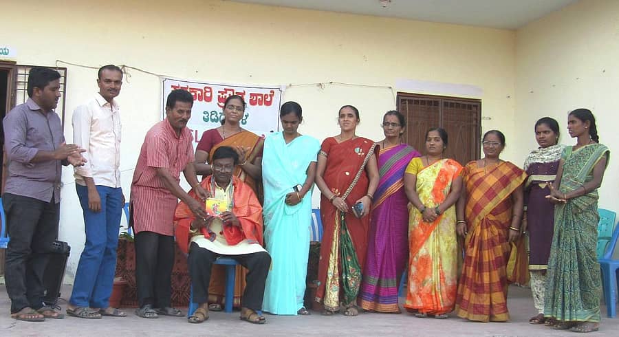 ಸಿಂಧನೂರು ತಾಲ್ಲೂಕಿನ ತಿಡಿಗೋಳ ಗ್ರಾಮದ ಸರ್ಕಾರಿ ಪ್ರೌಢಶಾಲೆಯಲ್ಲಿ ಬುಧವಾರ ನಡೆದ ವಿಚಾರ ಸಂಕೀರಣದಲ್ಲಿ ಕಲಾವಿದ ಪಂಡಿತ್ ದೇವೇಂದ್ರಕುಮಾರ ಮುಧೋಳ ಅವರನ್ನು ಸನ್ಮಾನಿಸಲಾಯಿತು